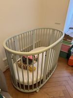 Stokke Sleepi Bett (V1), Mint, mit Matratze und Bettwäsche