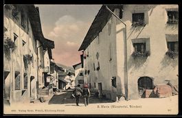 AK Santa Maria /Münstertal, Strasse mit Menschen und Wohnhäu
