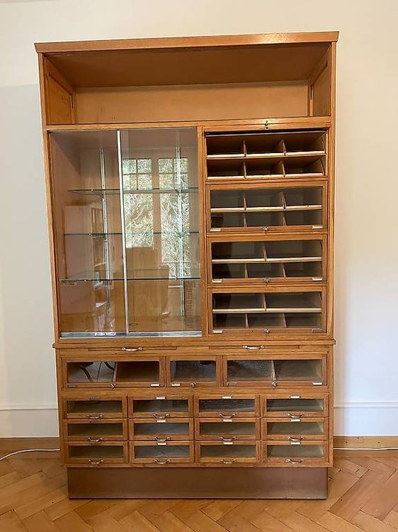 Vitrine design vintage en chêne avec inserts en verre (D'occasion) à ...