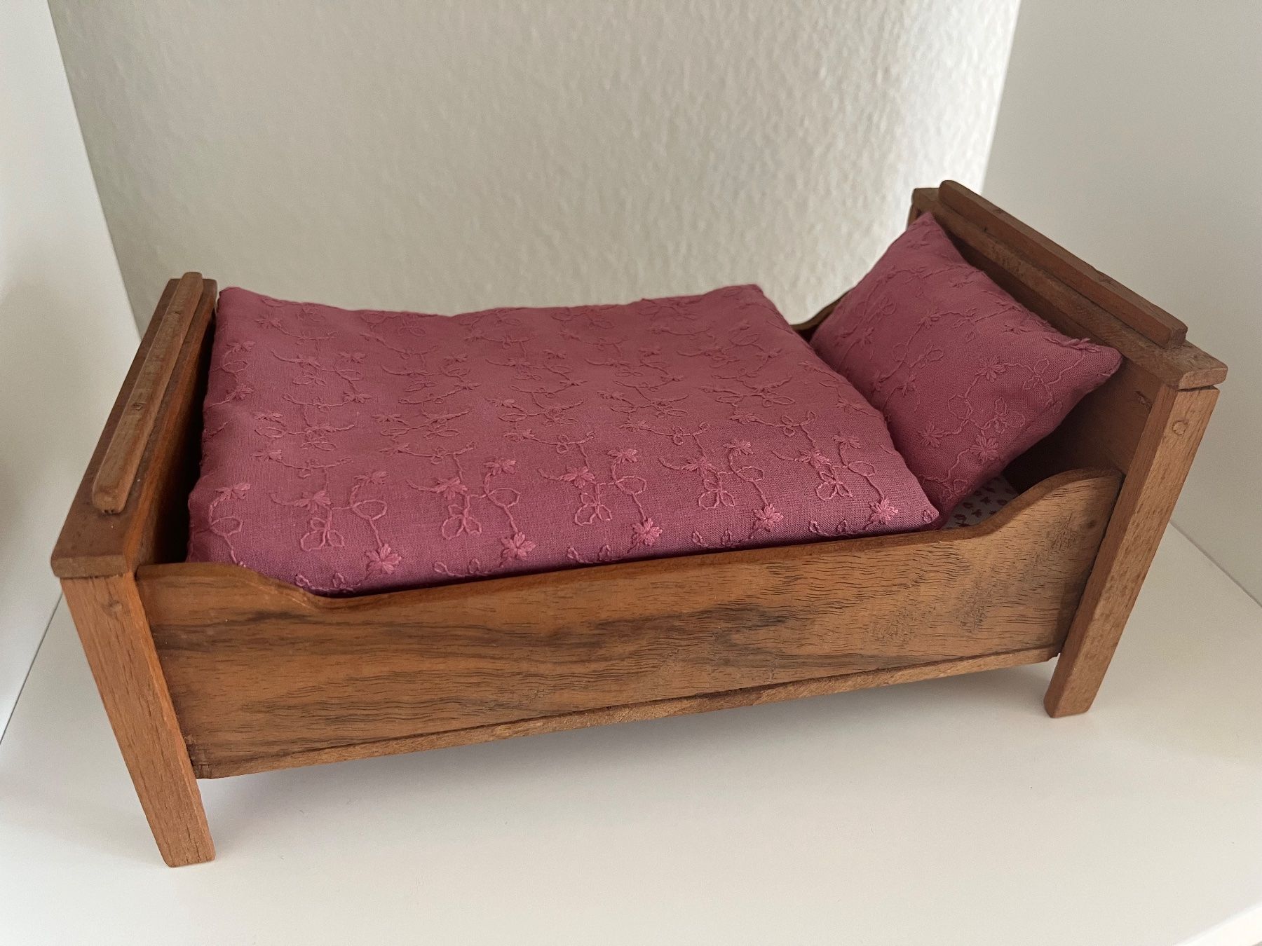 Giocattoli: Antikes Puppenbettchen/Barbie-Bett – Usato da Zürich venduto da JanaC 1