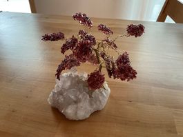 Baum mit Edelstein ( evtl. Granat )