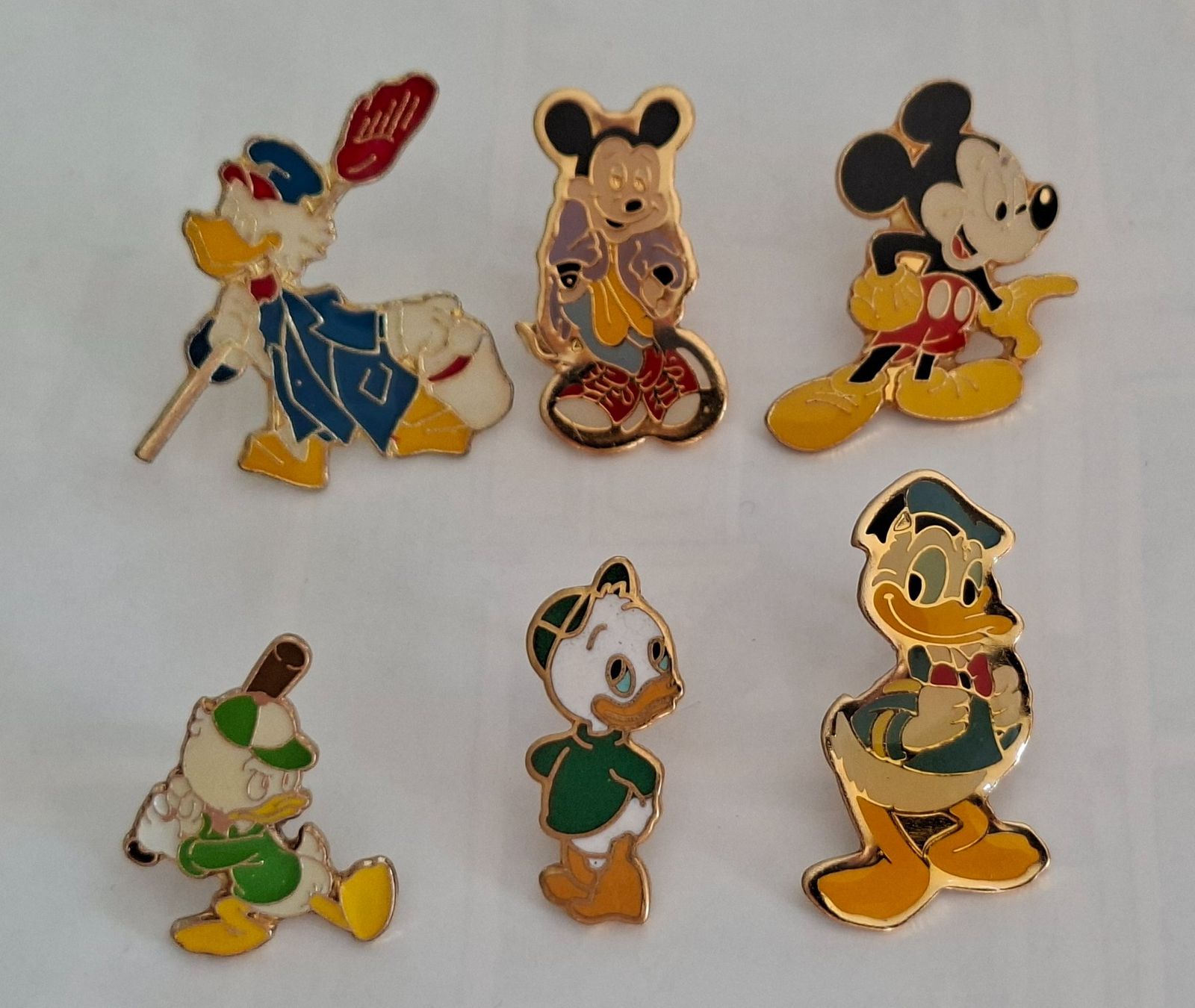 Placchette & Badge: 6 Disney Pins, Donald Duck und Mickey Mouse – Usato da Opfikon venduto da Diversamente