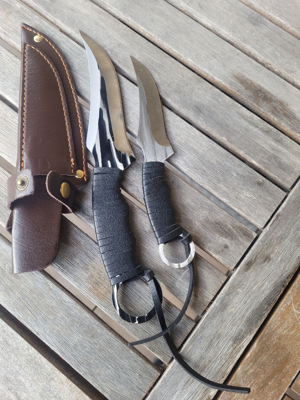 Accessoires: 2 Handgefertigte Messer mit Kunstlederscheide – Neuf avec emballage d'origine à Herzogenbuchsee par Melissa110