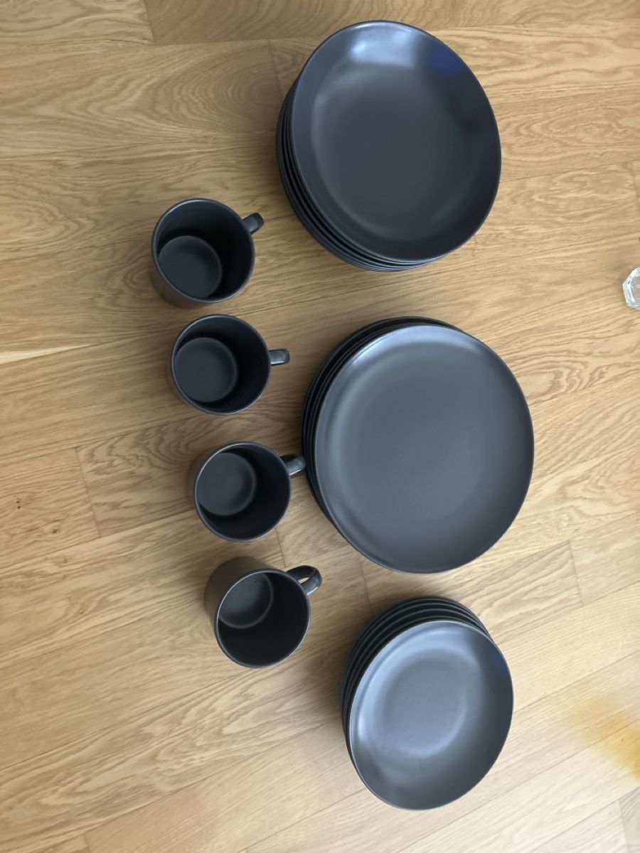 Set di piatti: Geschirrset dunkelblau, 18-teilig neuwertig – Usato da Brunegg venduto da Stefan2600