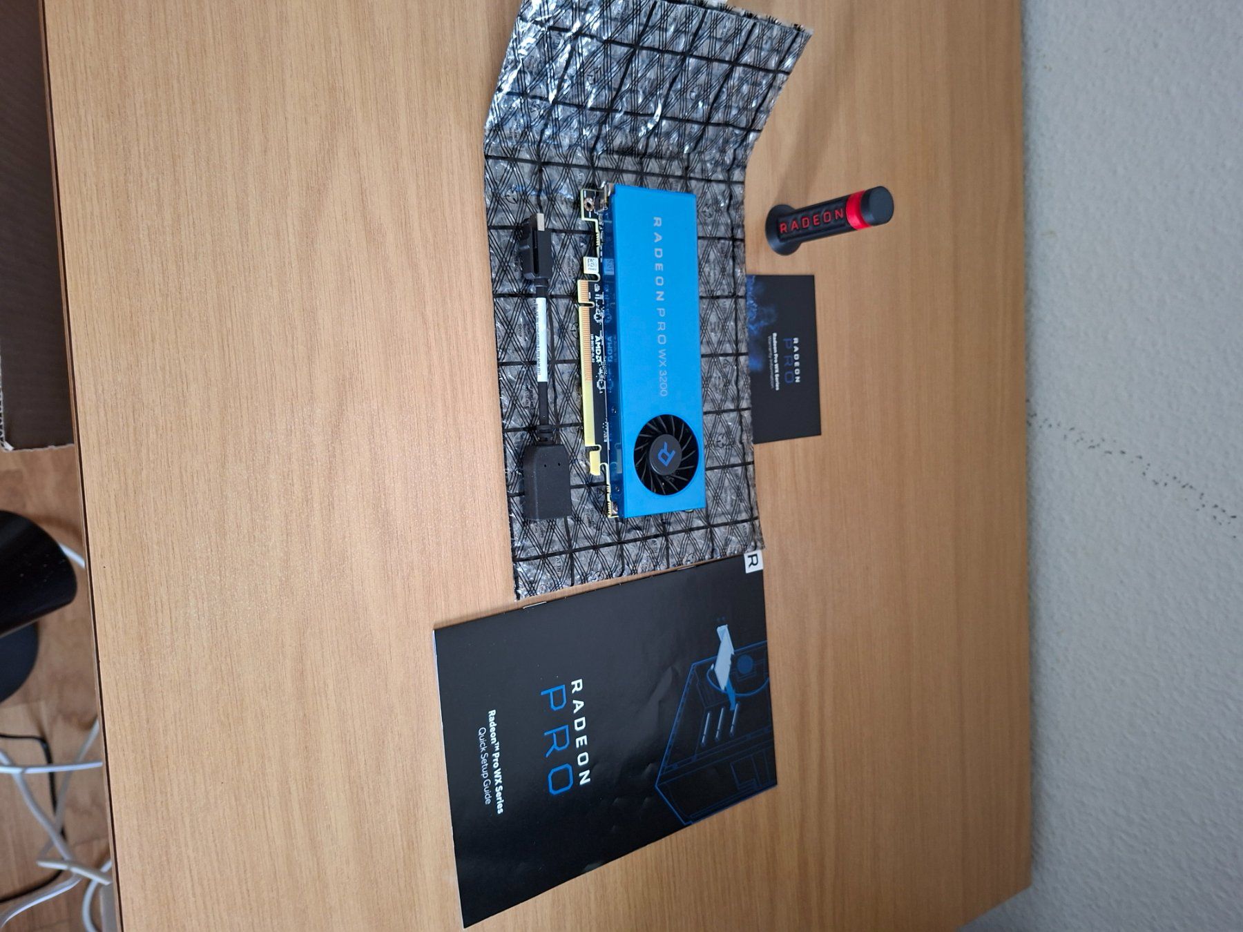 Amd Cartes graphiques: READON AMD Pro WX 3200 Neu mit Folie – Neuf (Voir description) à Mettmenstetten par C.Hof5
