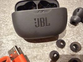 Kopfhörer JBL In-Ear schwarz mit Ladecase Zubehör