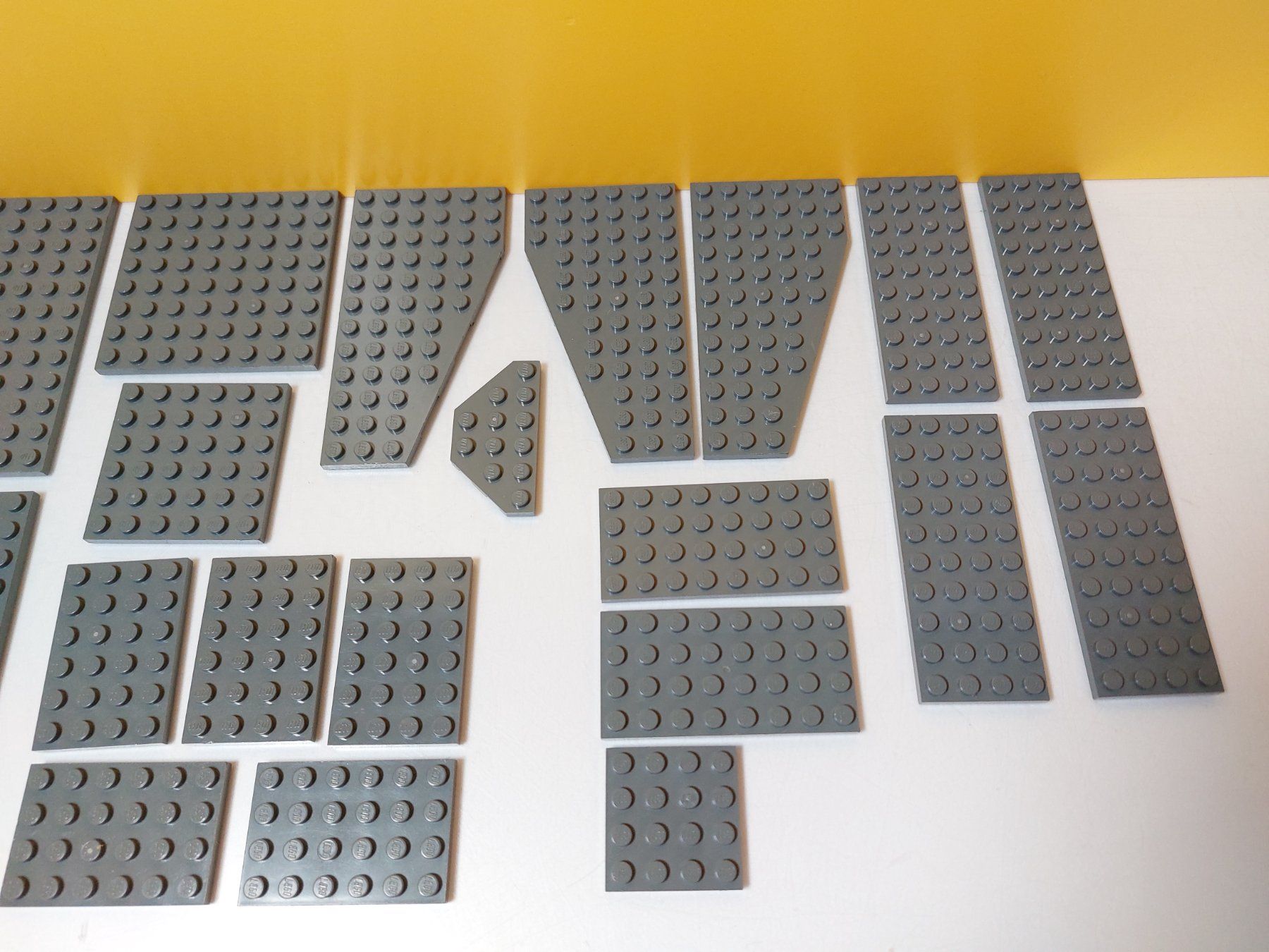 Lego Kit di costruzioni: LEGO 20 dunkelgraue dünne Platten / Plättli – Usato da St.Gallen venduto da TinasBauundSpiel 2