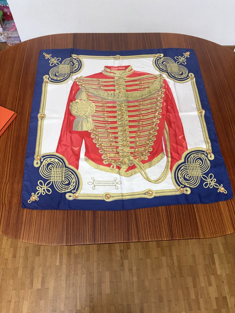 Hermès Foulards & écharpes: Foulard Hermès avec boite – D'occasion à petit lancy par FerreiraLuis 1