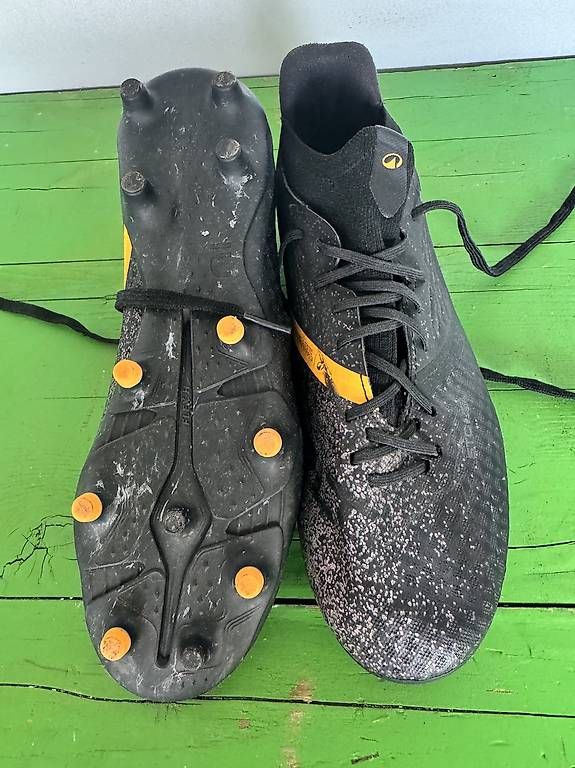 Scarpe da uomo: Chaussure de football - taille 41 – Usato da Naz venduto da Bigsexy1977