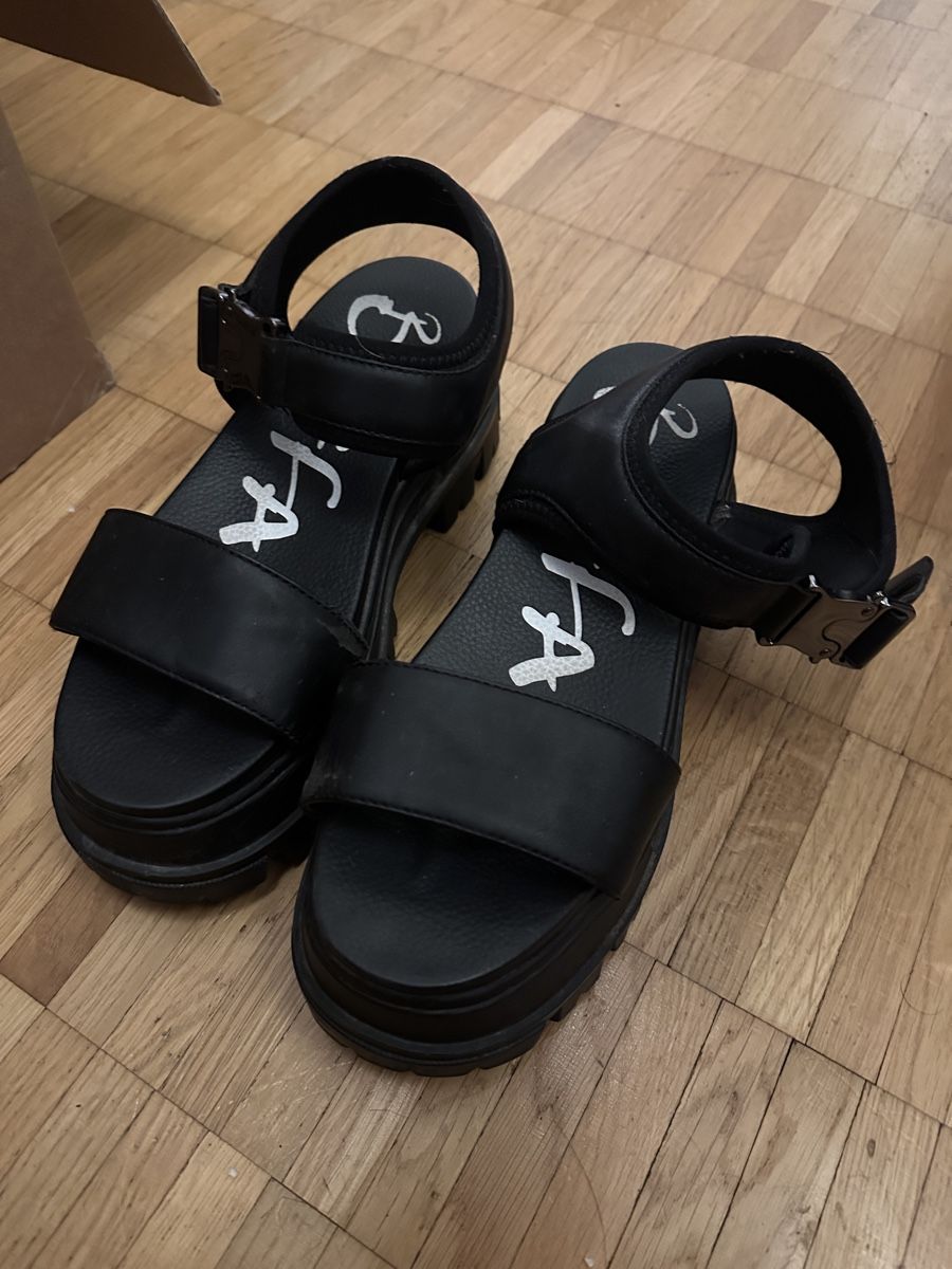 Buffalo Scarpe da donna: Buffalo Black Platform Sandals Size 40 – Usato da Basel venduto da TyraTroll