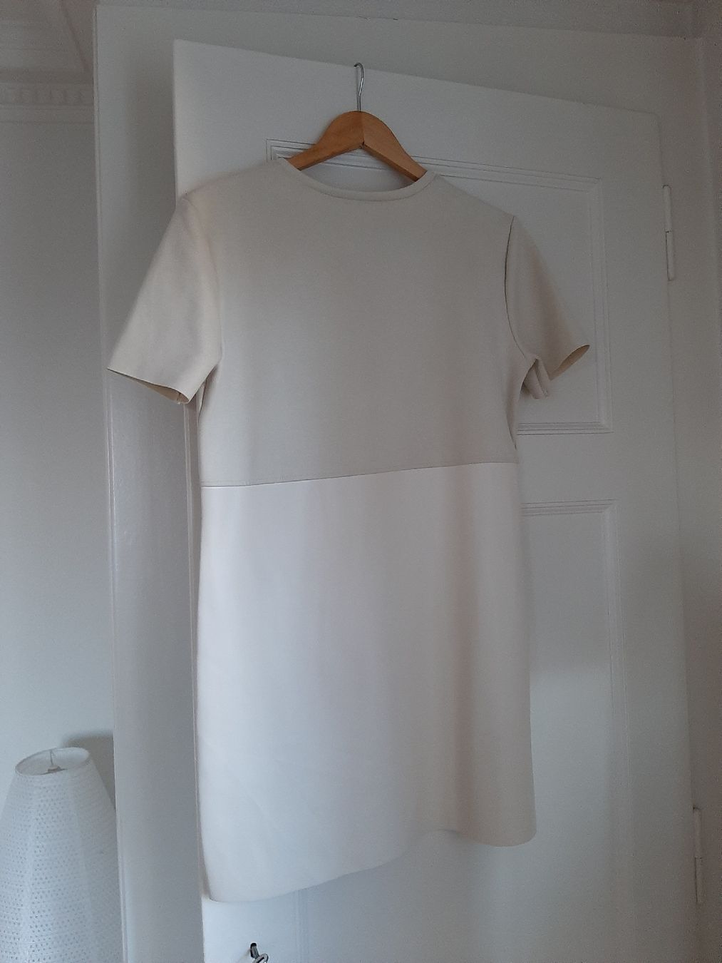 Zara Kleider: Robe Zara beige M effet daim et cuir – Gebraucht aus Lausanne von Cognitia 1