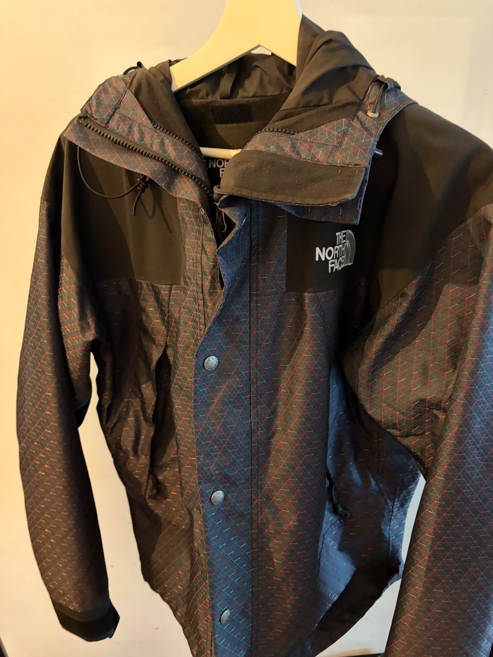 North Face Giacche: The North Face CMYK 1990 Mountain Jacket Engineered Jacquard – Nuovo (secondo la descrizione) da Zürich venduto da kn4 4