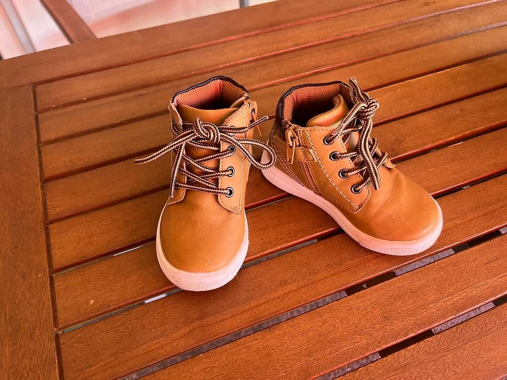 Scarpe per ragazzi: 4 Winterschuhe + 2 Crocs, Grösse 23/24 – Usato da Zollikon venduto da cad_pnn2 2