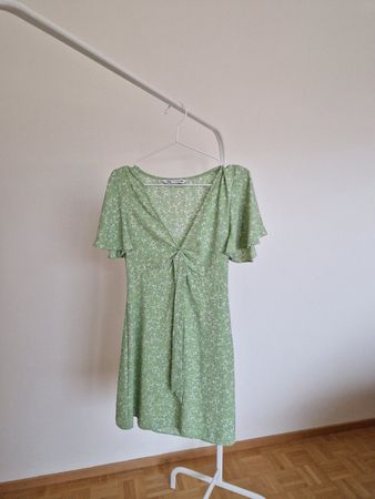 Sommerliches Zara Kleid, grün mit Blumenmuster