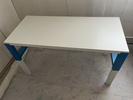Schreibtisch für Kinder / höhenverstellbar