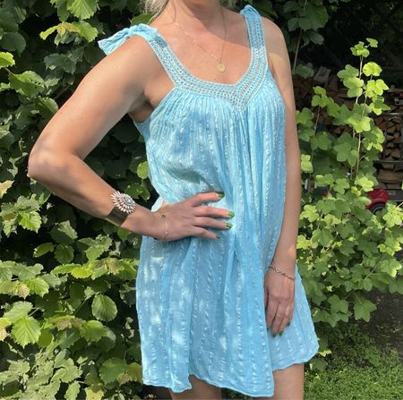 Abito estivo azzurro con dettagli oro, fresco e leggero
