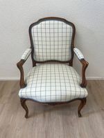 Antiker Louis XV Armlehnsessel aus Holz kariertem Stoffbezug