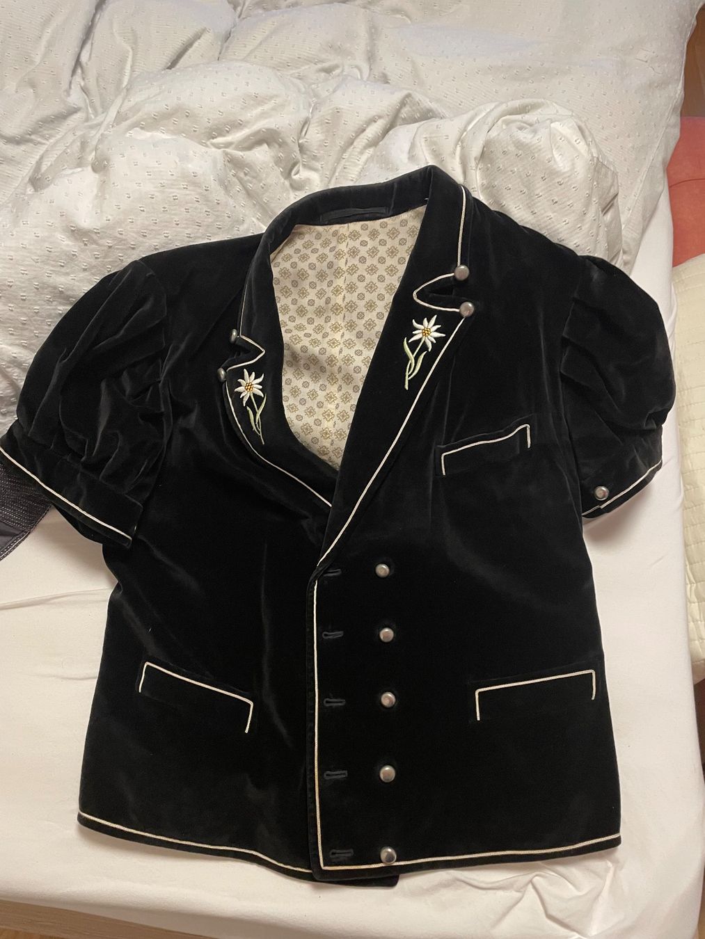 Giacche: veste folklorique velours – Usato da Montbrelloz venduto da pipounet