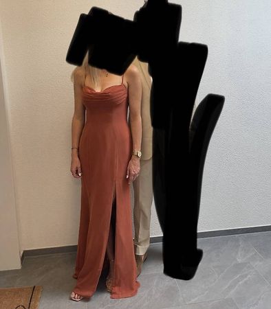 Kleid; rostfarben mit Schlitz und Rückenausschnit