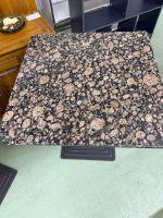 Tisch mit Granitplatte und Metallfuss dunkel gebraucht