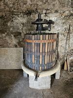 Torchio da uva antico in legno e ferro