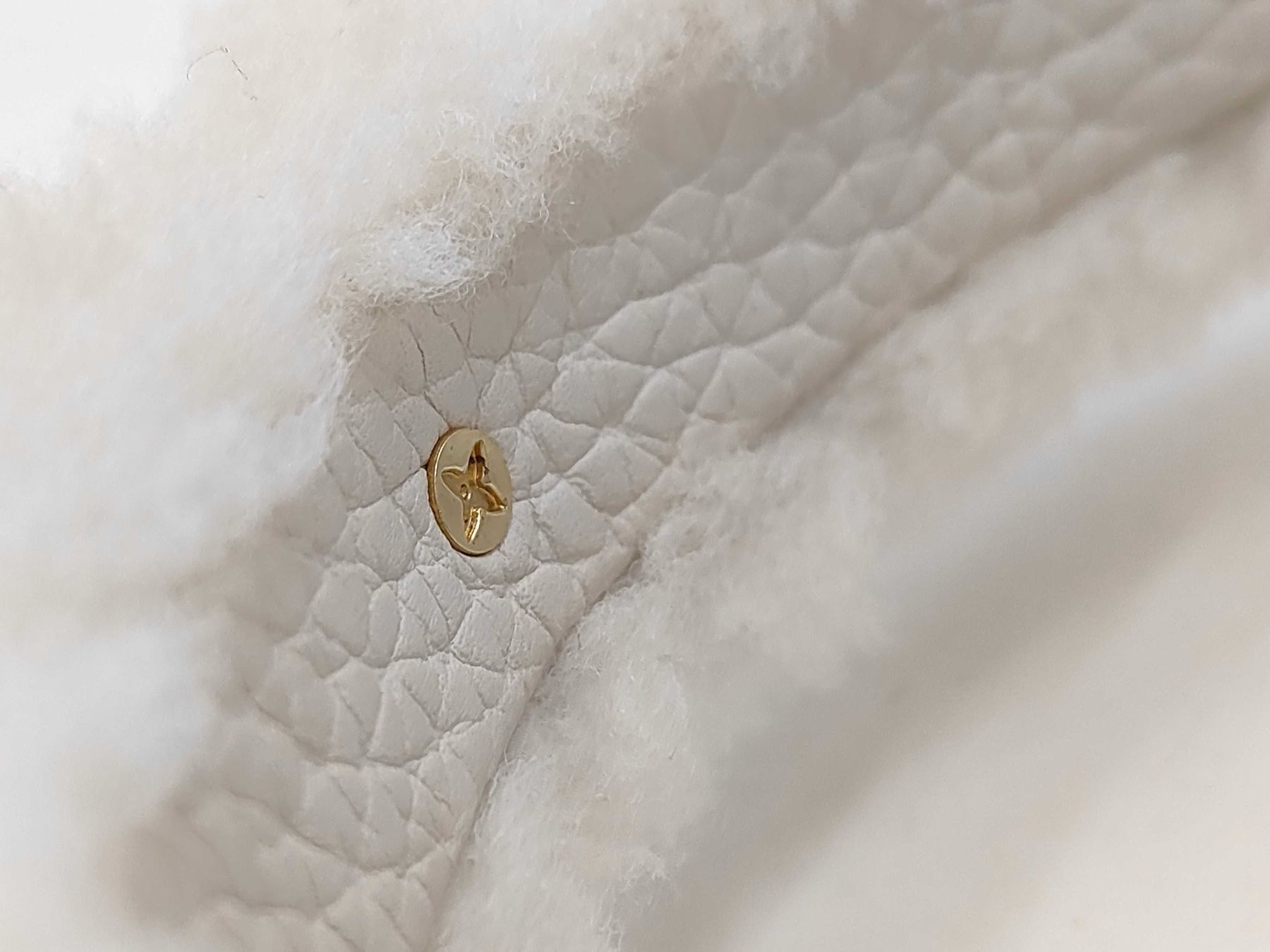 Louis Vuitton Taschen für Damen: 🤍 LOUIS VUITTON CAPUCINES BB SHEARLING – CRÈME / IVORY – Neu (gemäss Beschreibung) aus St. Gallen von Love_Luxury 5