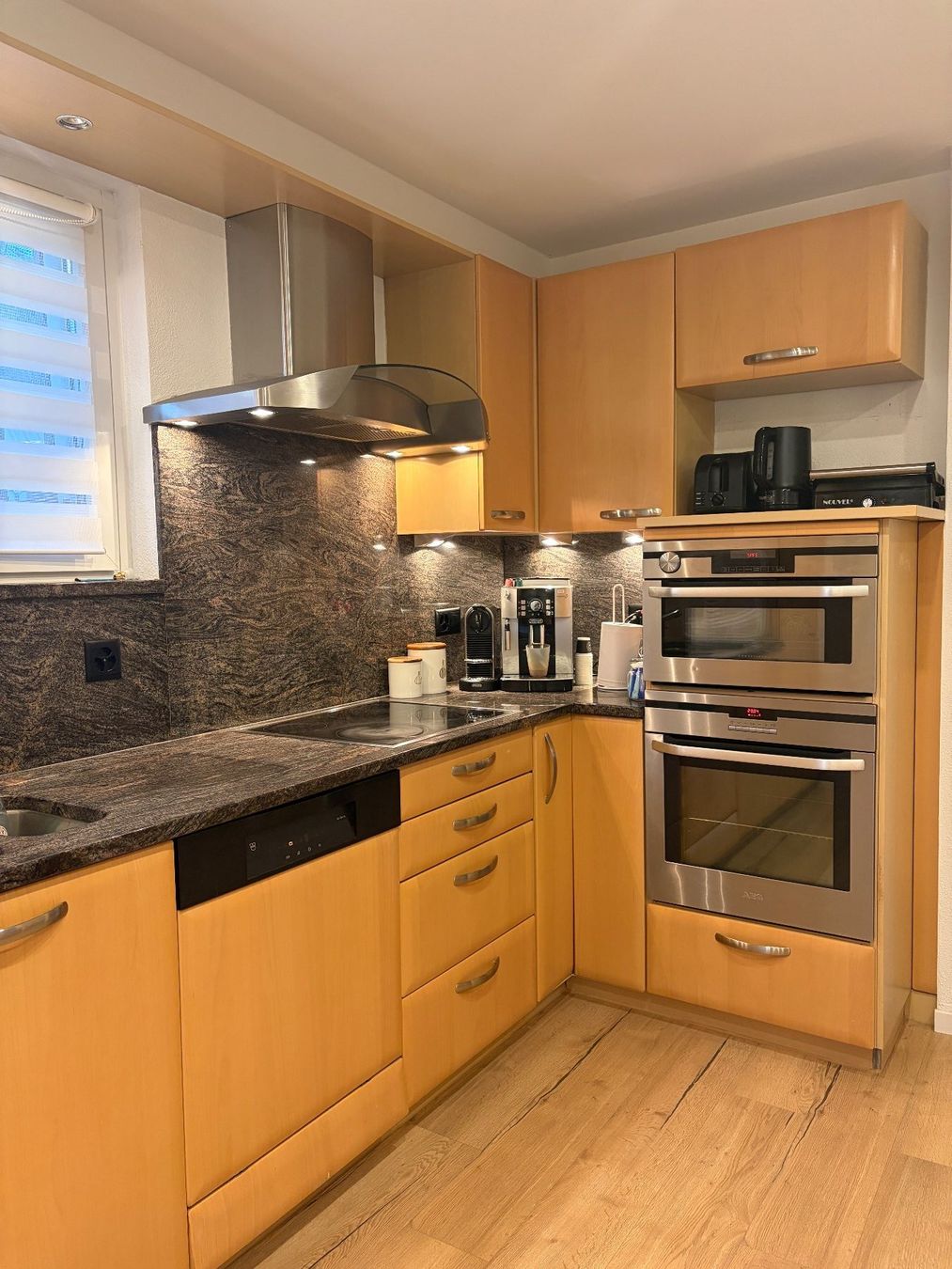 V-Zug Cucine complete: Top Einbauküche mit Geräten, Buche hell, super Zustand! – Usato da Schlieren venduto da gen_96ns 2