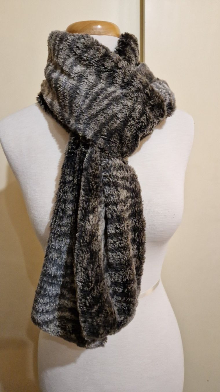 Foulard & Sciarpe: Grauer ultraweicher 'getigerter' Kunstfell-Schal – Usato da Oberengstringen venduto da Sheera7 2