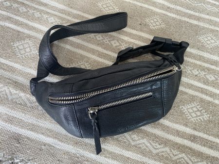Banane en cuir noir
