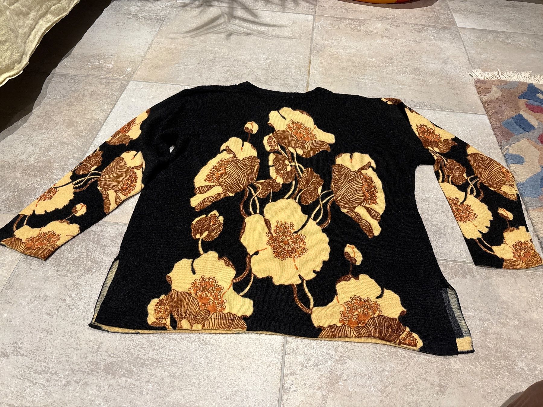 Maglioni & Felpe: Damenpullover schwarz mit Blumenmuster – Usato da Bülach venduto da Jackybabue 2