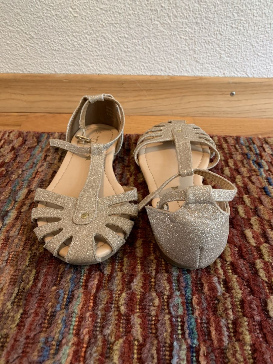 Schuhe für Mädchen: Mädchen Sandalen Größe 30 Goldig – Neu (gemäss Beschreibung) aus Aesch ZH von Goonies_1