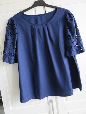 BLUSE MIT SPEZIELLEM AERMELDETAIL Gr. 48
