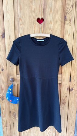 Élégante robe noire trapèze, parfaite pour l'automne!