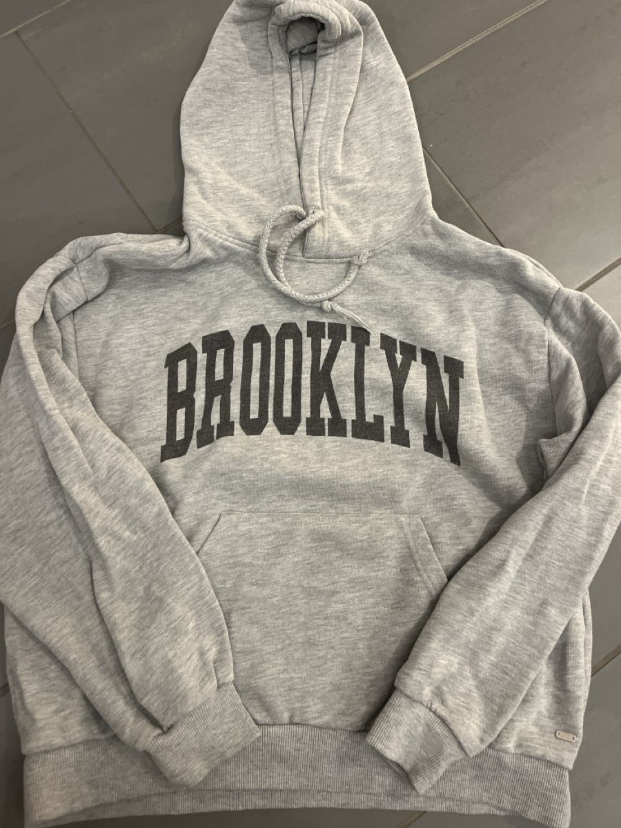 Pull&Bear Maglioni & Felpe: Grauer Brooklyn Hoodie von Pull&Bear, Grösse S – Usato da Gysenstein venduto da happy_life_