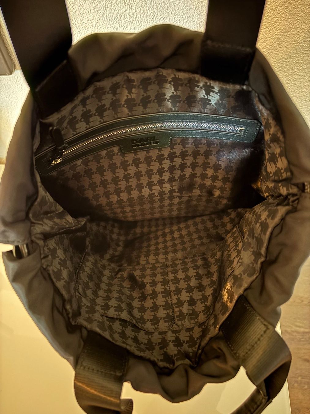 Karl Lagerfeld Zaini: Karl Lagerfeld Sportrucksack – Usato da Wetzikon ZH venduto da Deba26 2