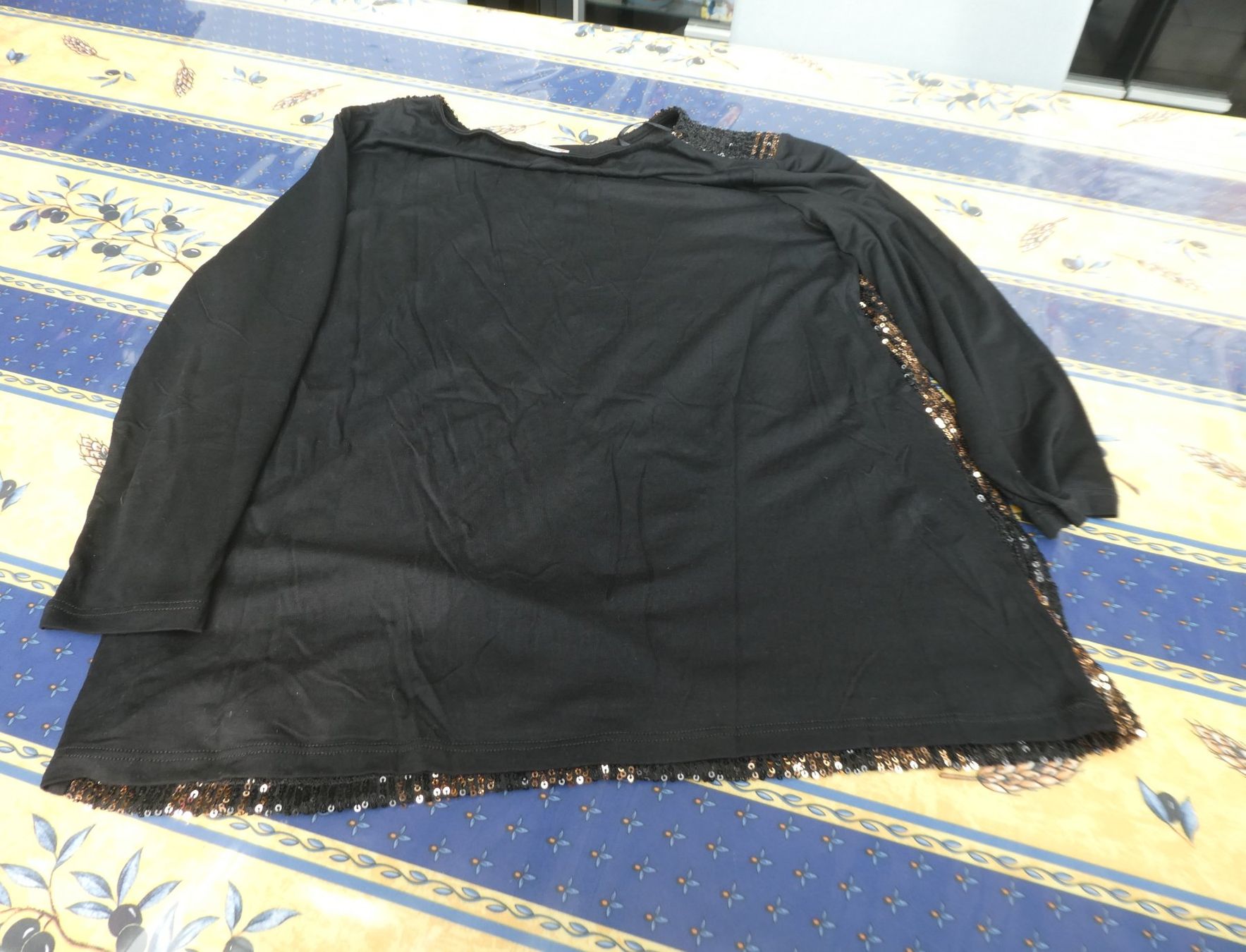 Top: Sweat noir avec sequins, neuf 42/44 – Nuovo (secondo la descrizione) da Troistorrents venduto da Marion70 1