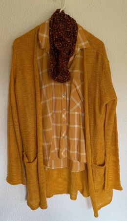 Tolles Ensemble, Bluse, Strickjacke und Rundschal