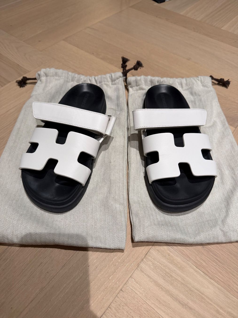 Chaussures hommes: Stylish White & Black Sandals - Summer Ready - Size 7/8 – D'occasion à Zürich par ale_d79f