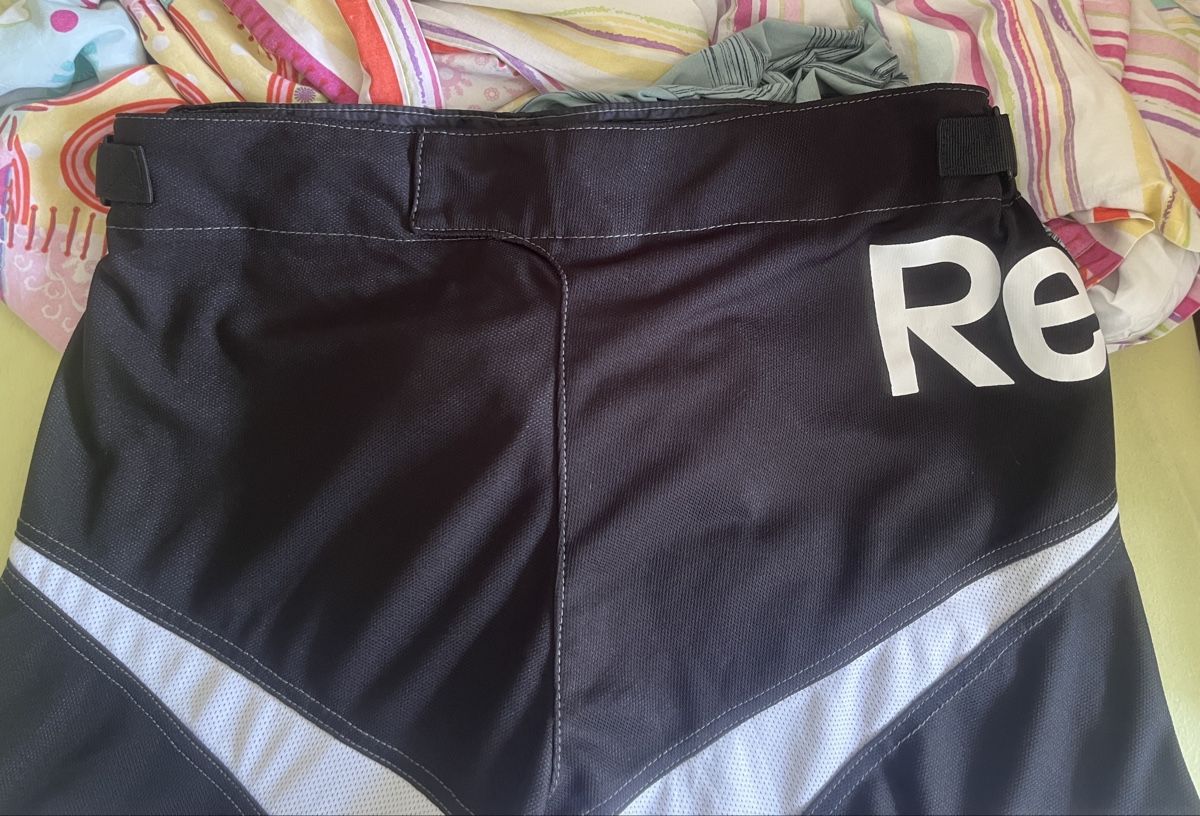Reebok Pantaloni: Hockey-Hose – Usato da Thun venduto da sabineforster 1