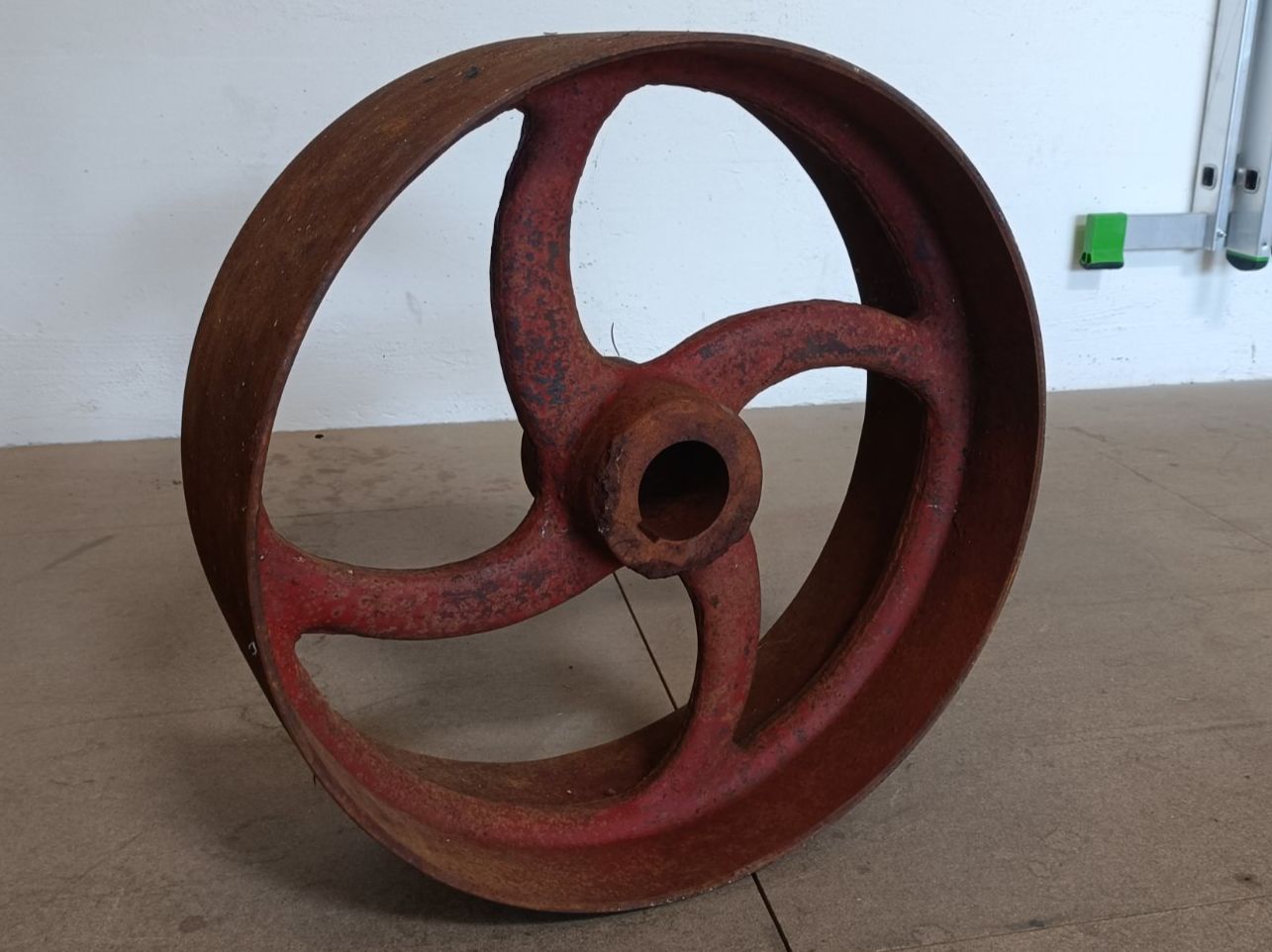Pneus & Kompletträder: Alte Antriebsrad, Rad, Metallrad, Durchmesser ca. 45 cm. – Gebraucht aus Hombrechtikon von Unser_Hofer