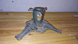 Alter Christbaumständer aus Gusseisen für schöne Weihnachten