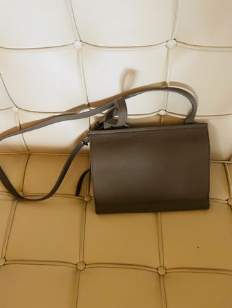 NEU, Windsor, Umhängetasche Taupe, Leder, graues Innenfutter