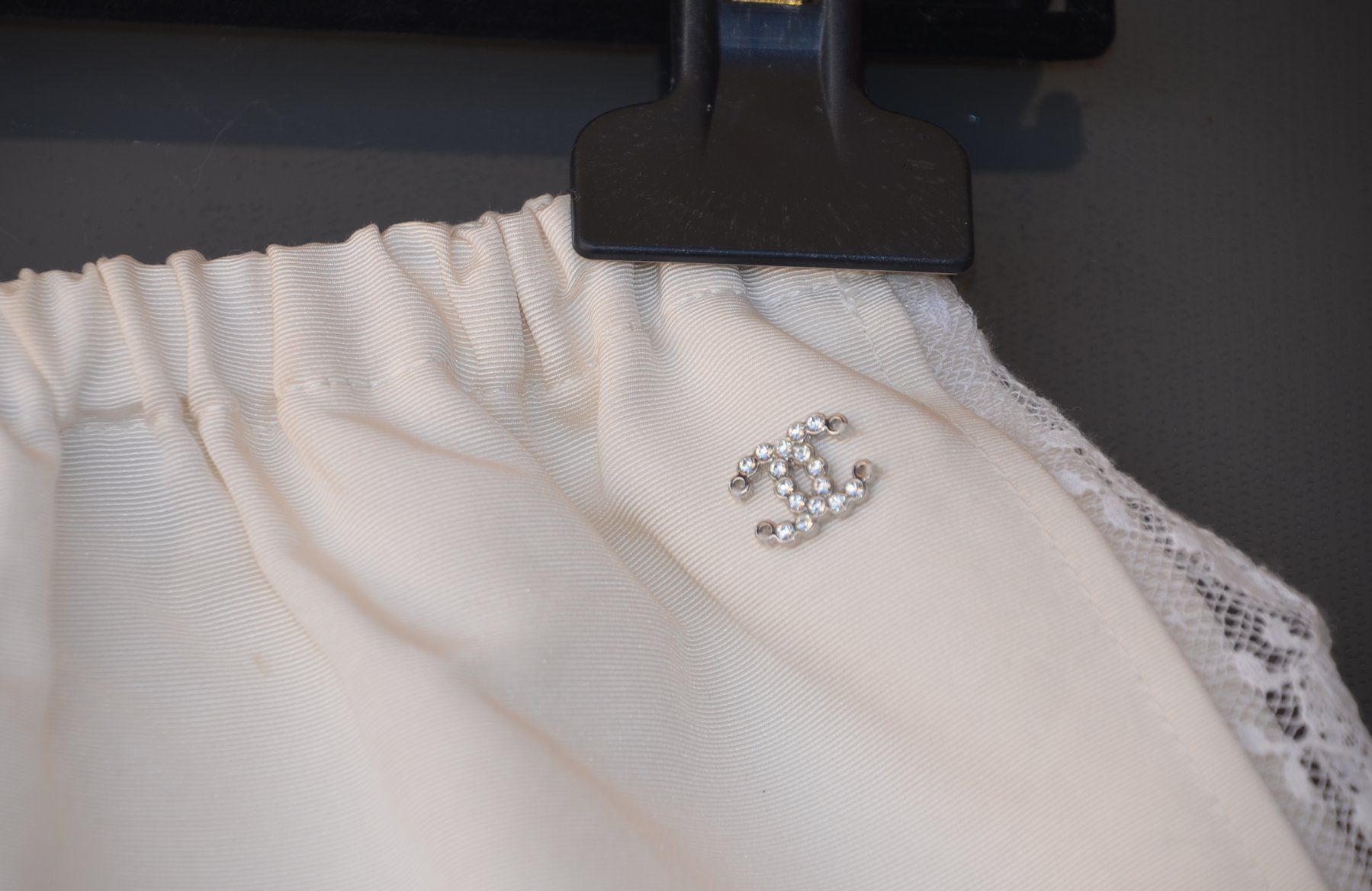Chanel Pantaloni: Chanel Shorts .36 – Usato da Collonges venduto da Auganien 1