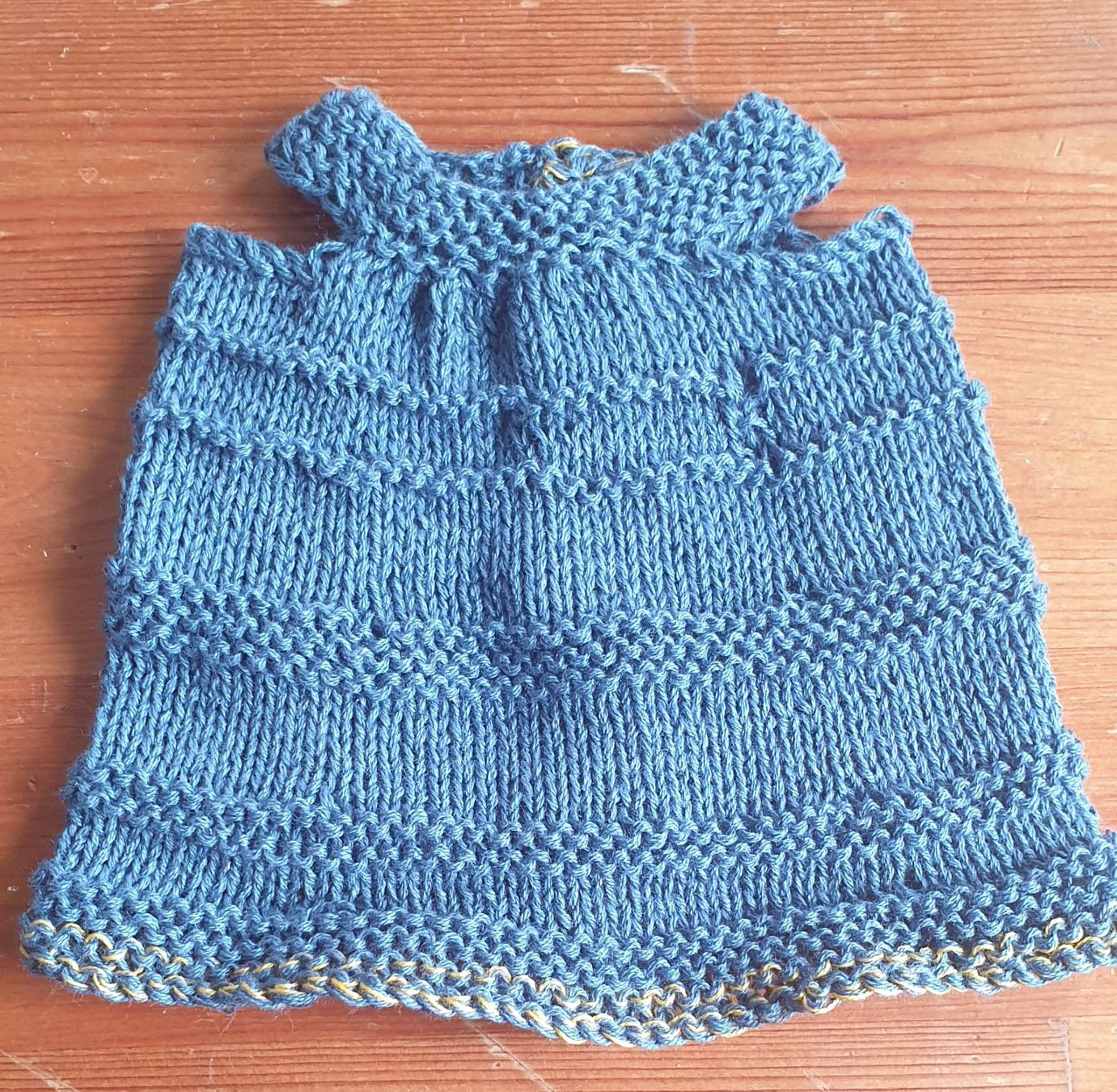 Bambole: Handgestricktes Kleidchen Gr. 30 cm – Nuovo e nell'imballaggio originale da Aesch BL venduto da Gold1Fisch2 4