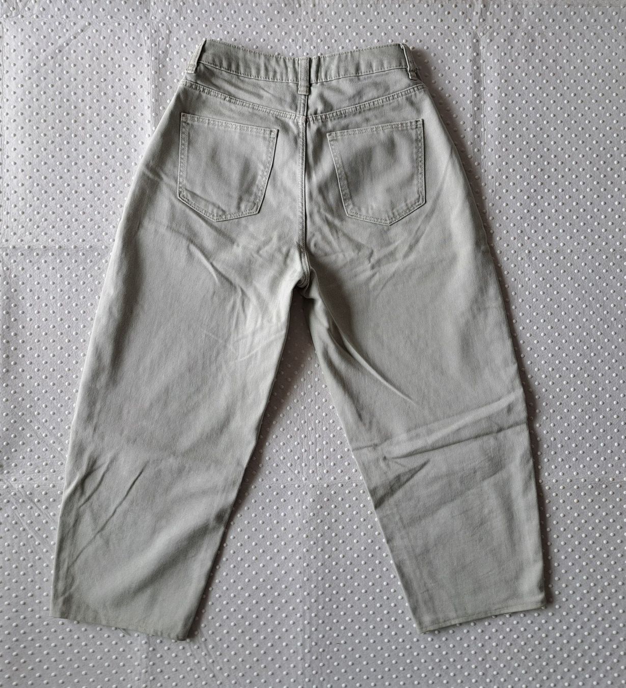 Bershka Pantaloni: Stylische 7/8 Sommerhose, Gr. 34, hellgrün – Usato da Gysenstein venduto da joshuas81 2