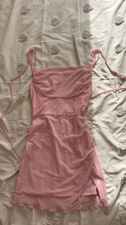 Robe courte rose à fines bretelles en bon état