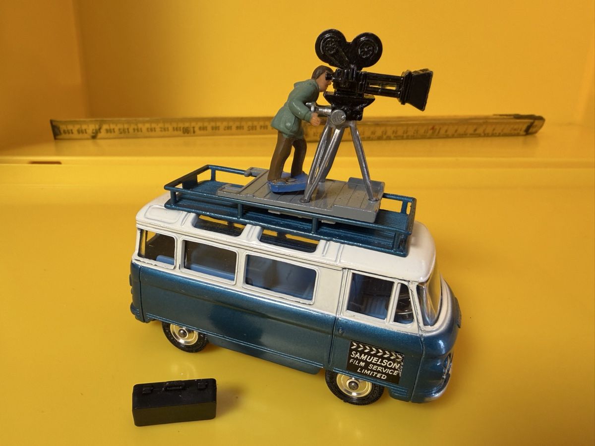 Corgi Toys Voitures modèles: Corgi Commer Bus 2500 Series Camera Man MIB – D'occasion à Evionnaz par eriba430 2