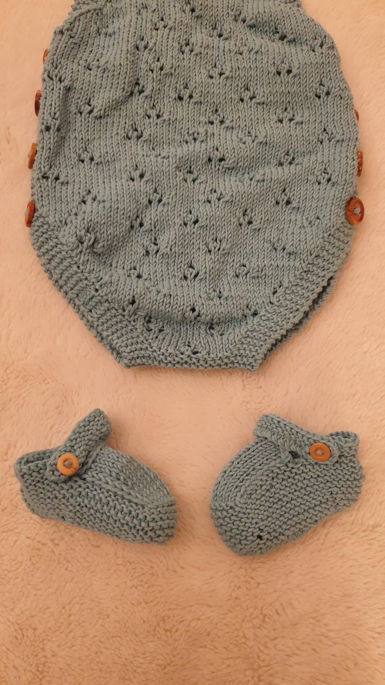 Kleiderpakete & -sets: STRAMPELANZUG  + MÜTZE + MINI/ BABYSCHÜHCHEN AUS STRICK – Neu und originalverpackt aus Würenlos von Abracadabra26 4