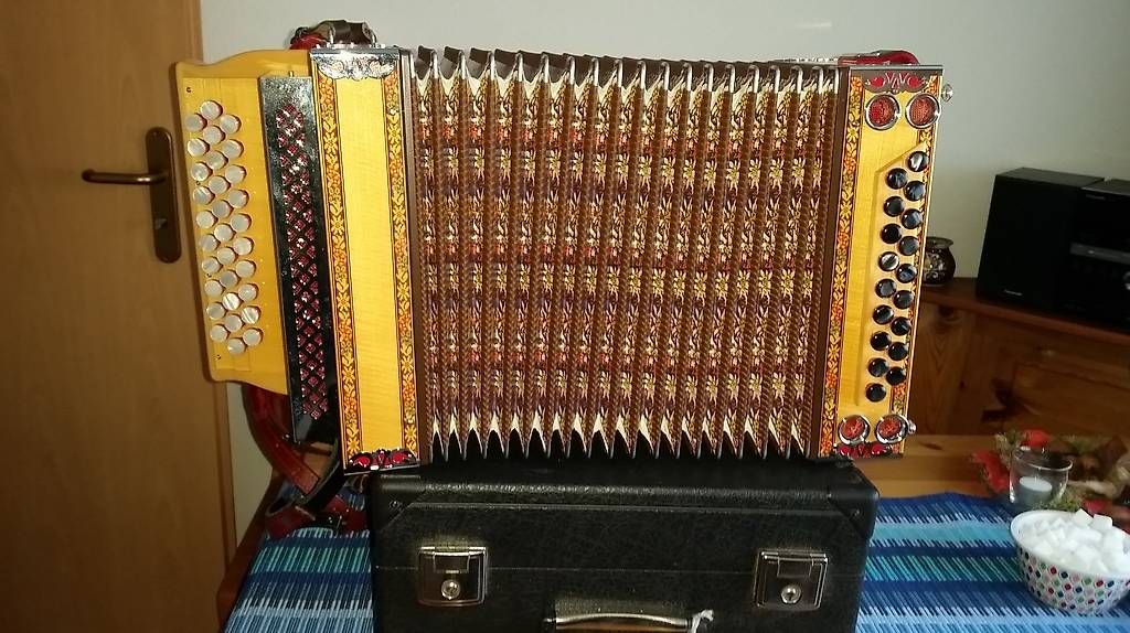 Instruments de musique: Steirische Harmonika mit Schwyzerörgeli- Einteilung – D'occasion à Duggingen par Willys-Jeep 2