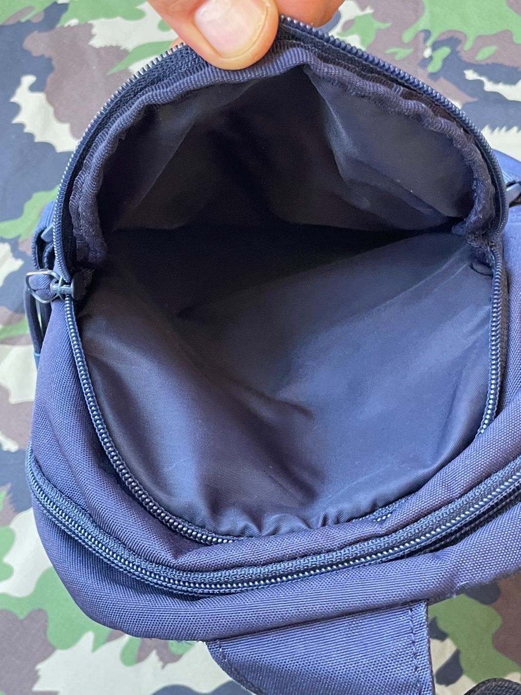 Lacoste Zaini: 2018 Lacoste Sling Bag 5L – Usato da Zürich venduto da le_souk 2